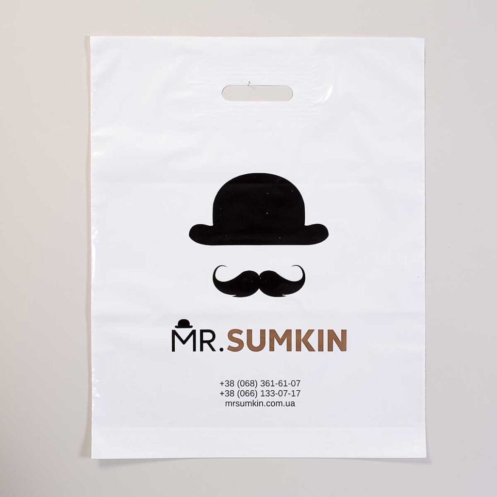 Полиэтиленовый пакет с прорезной ручкой и логотипом "mr.sumkin".