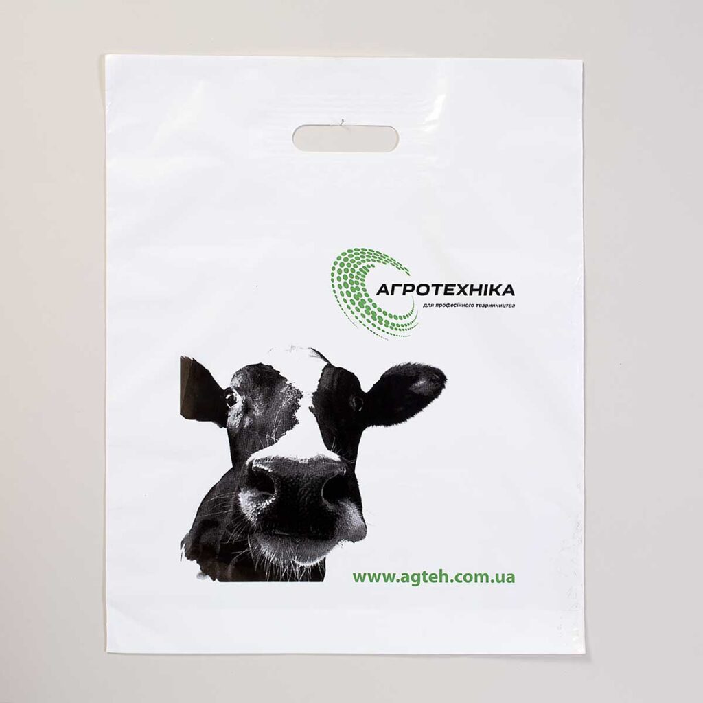 Полиэтиленовый пакет с изображением коровы и логотипом "Агротехника".